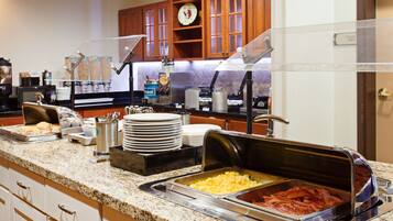 Café da manhã com buffet grátis todos os dias