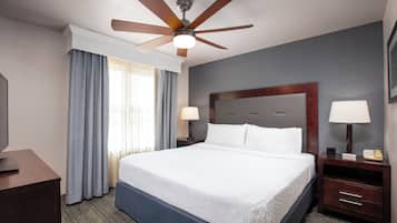 Luxe beddengoed, een bureau, verduisterende gordijnen