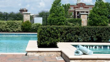 Piscine extérieure, parasols de plage