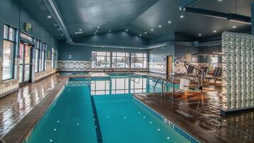 Una piscina techada, sillones reclinables de piscina