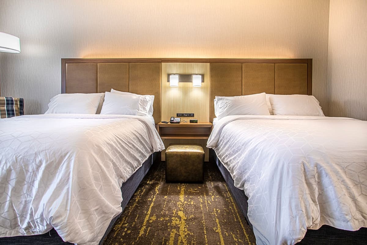 1 bedroom, premium bedding, desk, laptop workspace