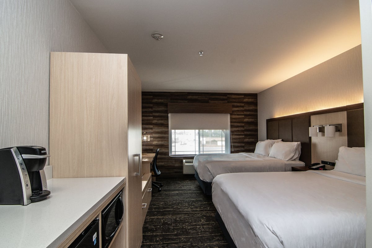 1 bedroom, premium bedding, desk, laptop workspace