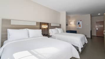 Caja de seguridad en la habitación y espacio para trabajar con laptop