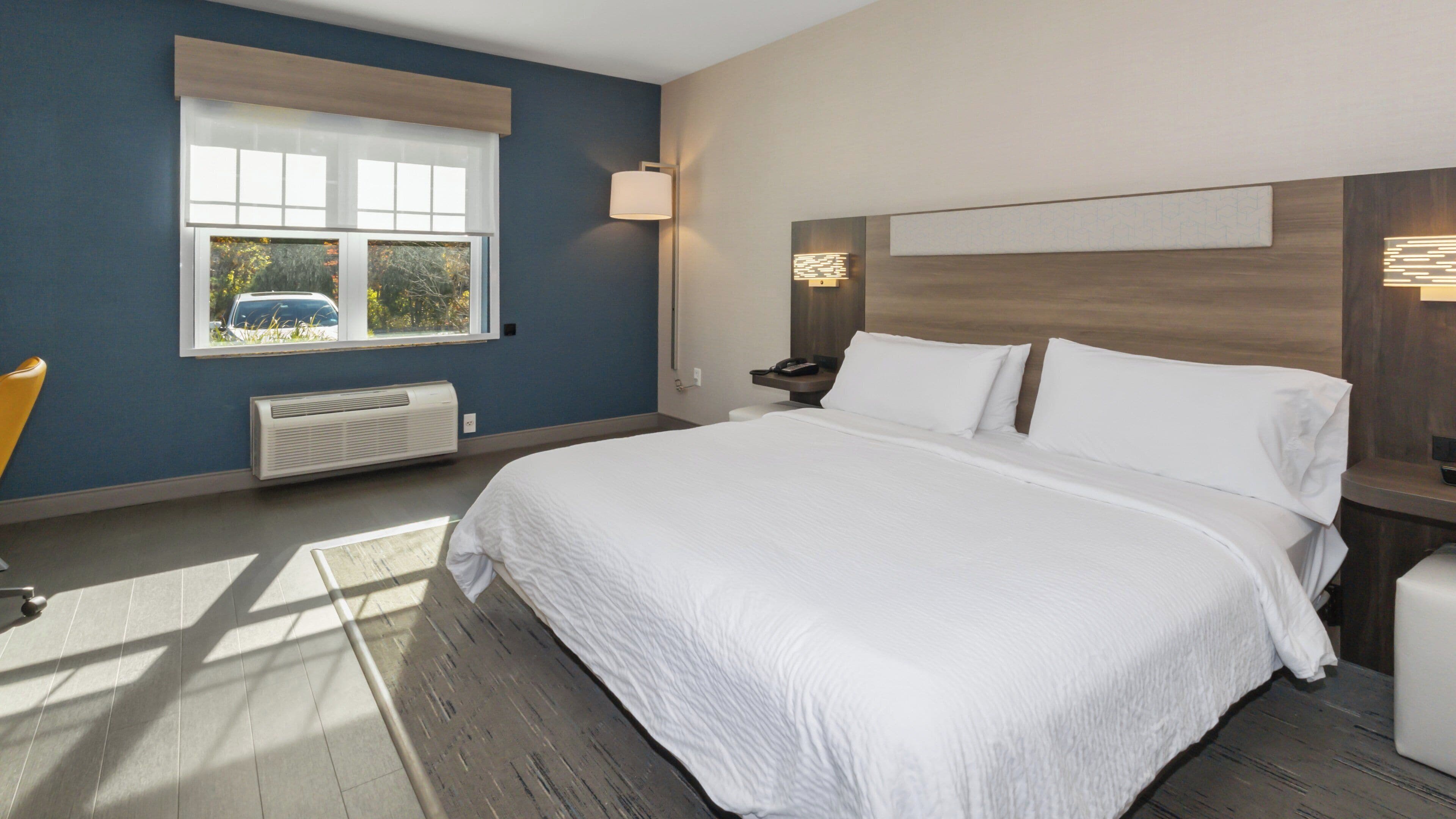 Standard Room, 1 King Bed | In-room safe, laptop workspace, soundproofing, iron/ironing board