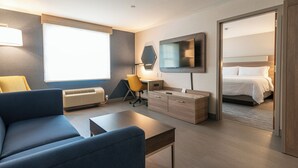 Suite, 1 kingsize-seng med sovesofa (Extra Living Area) | Safe på rommet, skrivebord for bærbar PC og lydisolert