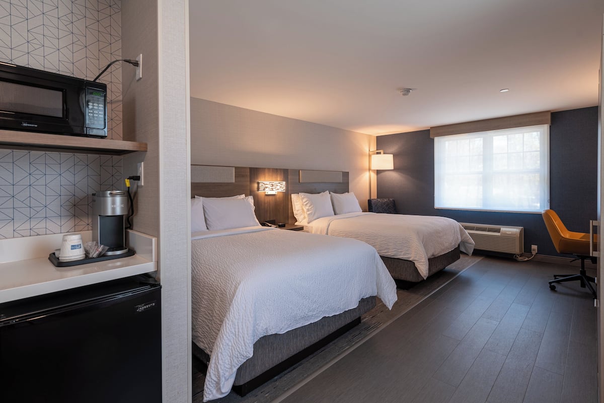 Habitación estándar, 2 camas de matrimonio | Caja fuerte y espacio para trabajar con un portátil