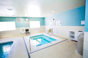 Indoor pool - Holiday Inn Express Carlsbad by IHG (Carlsbad)