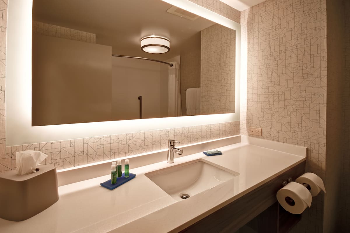 Combined shower/tub, free toiletries, hair dryer, towels