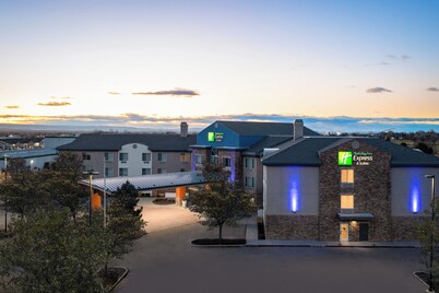 Holiday Inn Express & Suites Nampa - Idaho Center by IHG