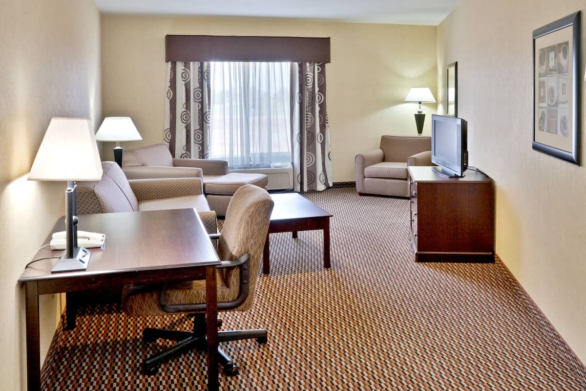 1 bedroom, desk, laptop workspace, blackout drapes