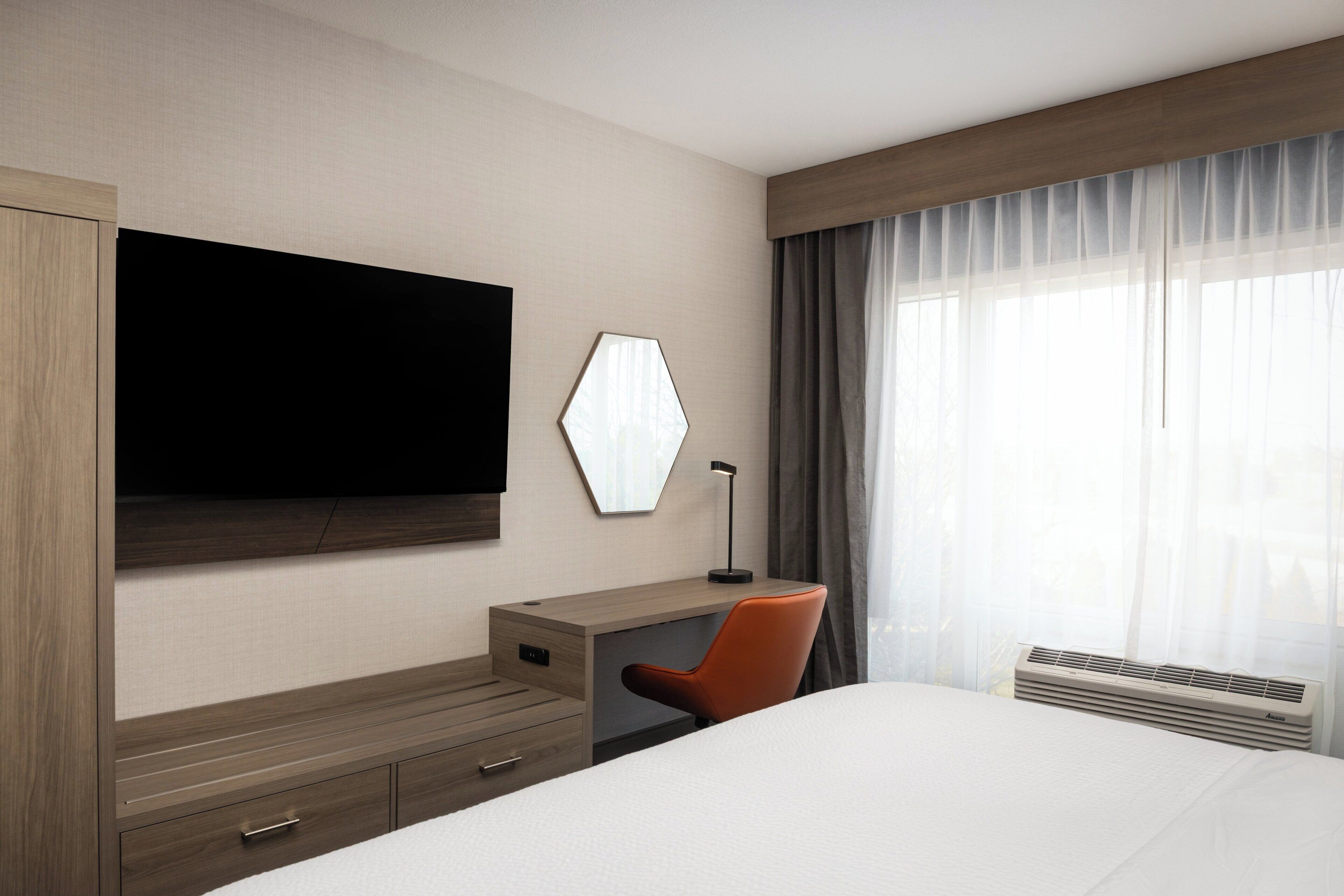 Standard Room, 1 King Bed | Desk, laptop workspace, blackout curtains, iron/ironing board