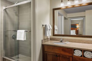 Combined shower/tub, free toiletries, hair dryer, towels