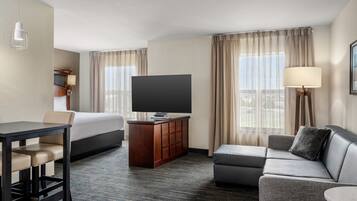 Studio, 1 King Bed with Sofa bed | Hypo-allergenic bedding available, desk, blackout drapes