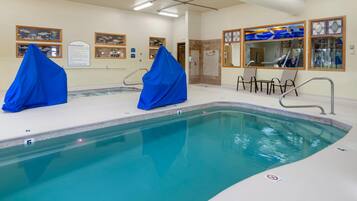 Piscina interna, funciona das 6h às 23h, espreguiçadeiras