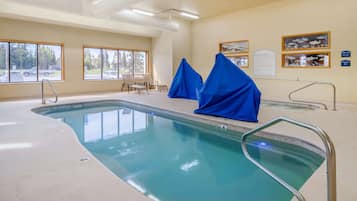 Piscina coperta, con ingresso dalle 06:00 alle 23:00, lettini