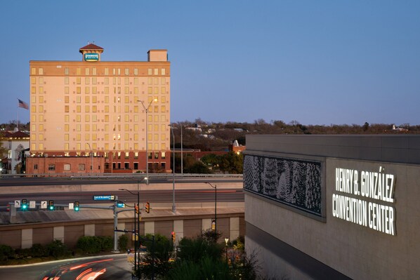 Un edificio con un cartel que dice "Henry B. Gonzalez Convention Center".
