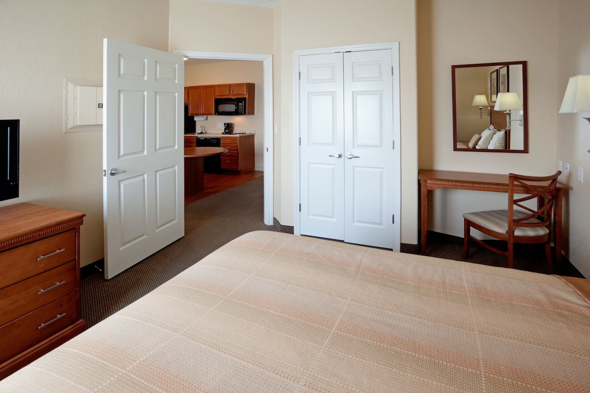 1 bedroom, in-room safe, desk, iron/ironing board