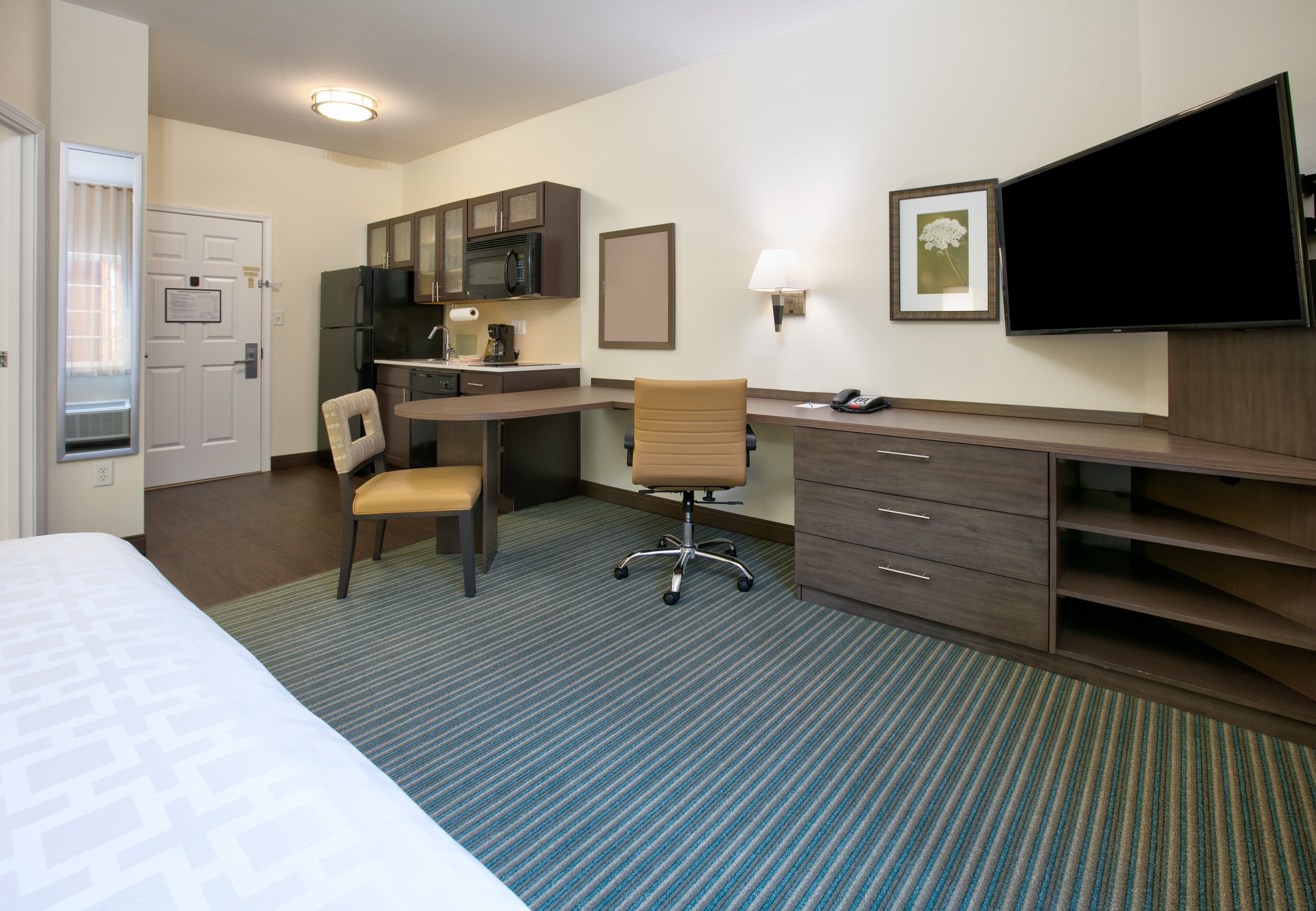 studio suite, 1 queen bed | in-room safe, desk, laptop workspace, iron/ironing board