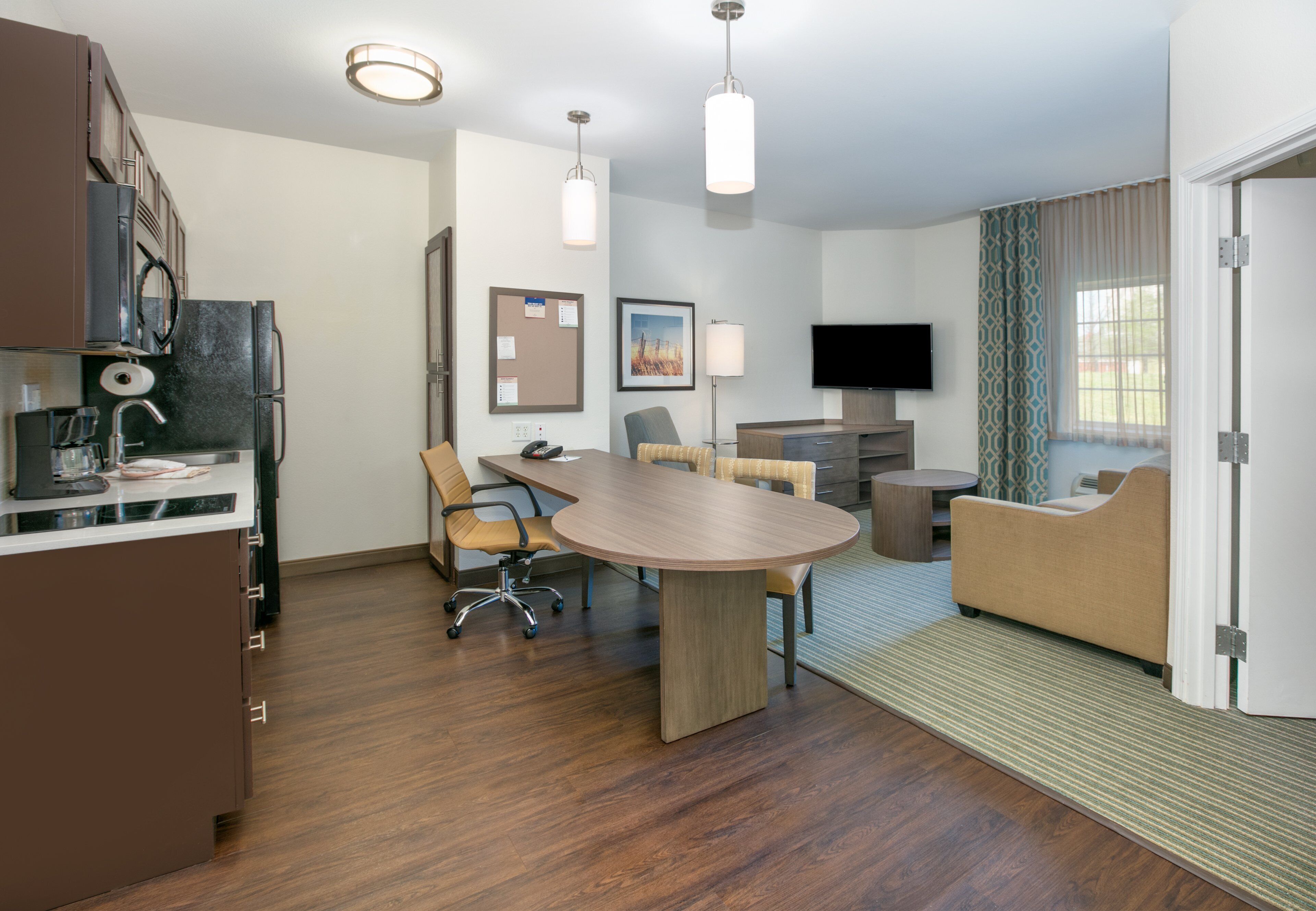 suite, 1 bedroom | in-room safe, desk, laptop workspace, iron/ironing board