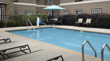 Una piscina al aire libre de temporada