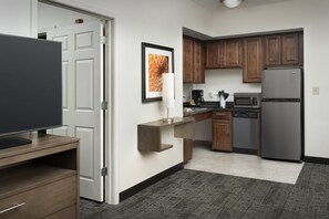 電冰箱、微波爐、咖啡機/沖茶器、鍋具/餐盤/廚房用品