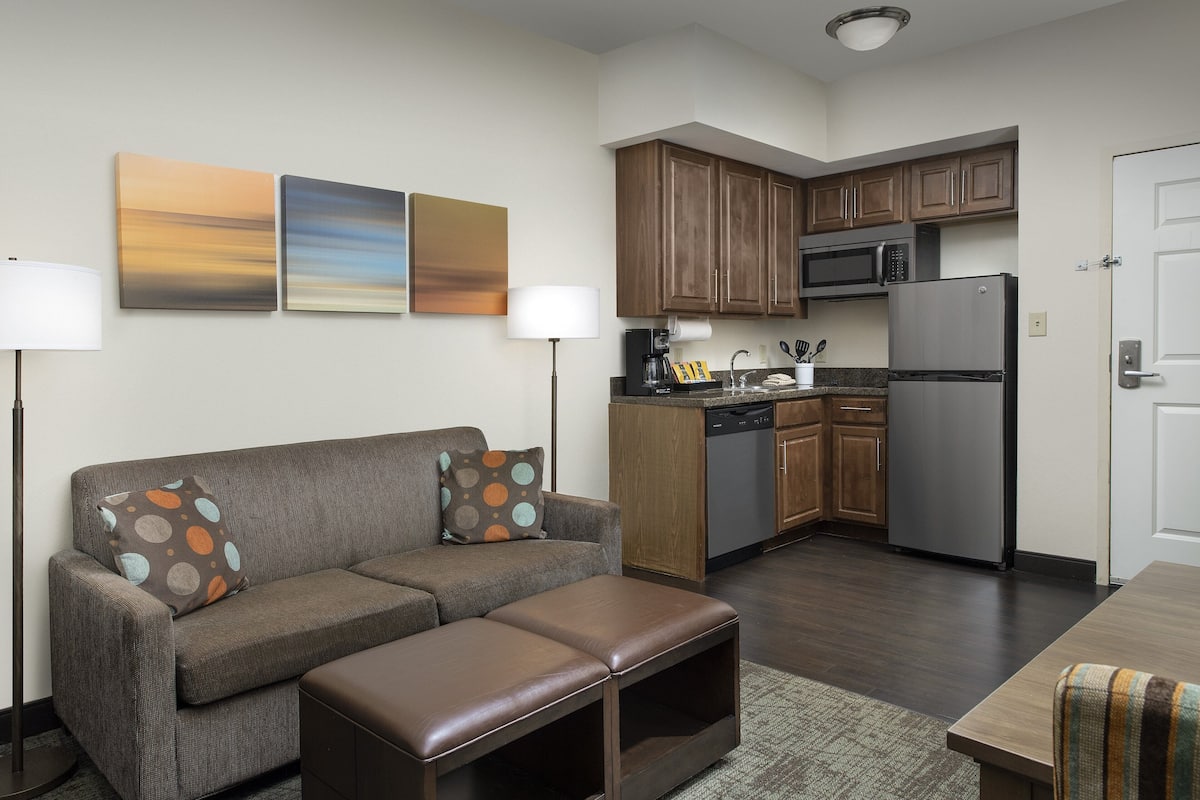 suite, 2 bedrooms, kitchen | private kitchen | fridge, microwave, coffee/tea maker, cookware/dishes/utensils