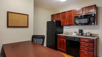 スイート キングベッド 1 台ソファーベッド付き 禁煙 (Efficiency) | 高級寝具、セーフティボックス (室内)、デスク、アイロン / アイロン台