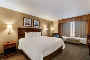 1 King Bed, Accessible, Non Smoking (Efficiency, Accessible Tub) | Roupas de cama premium, cofres nos quartos, escrivaninha