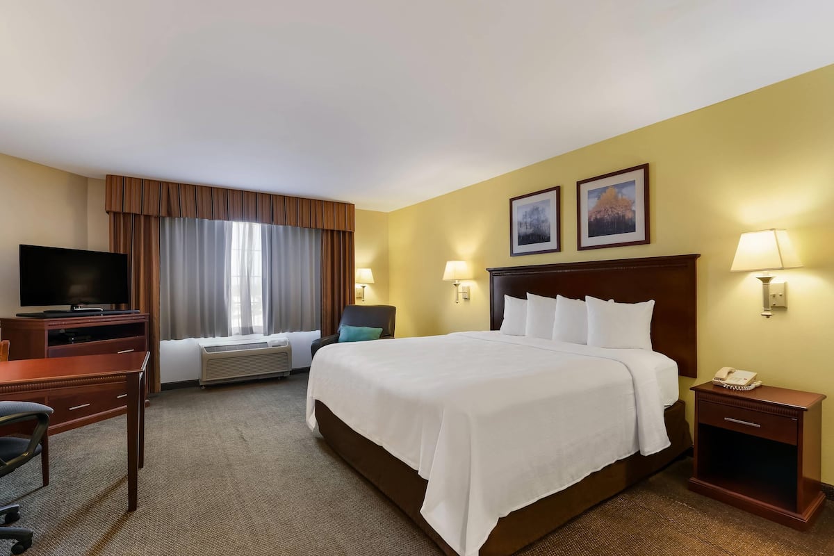 1 King Bed, Accessible, Non Smoking (Efficiency, Roll-in Shower) | Biancheria da letto di alta qualità, una cassaforte in camera