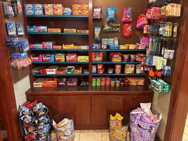 Un pasillo con diferentes productos de comida y bebidas envasadas.
