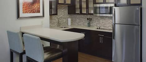 Coffee/tea maker, full-size fridge, microwave, oven