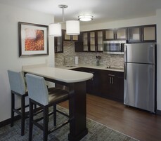 Refrigerador con freezer, microondas, horno, placa de cocina