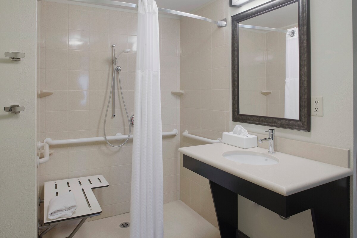 Suite, 1 Bedroom, Kitchen (1 Qn, Comm, Roll In Shwr) | In-room safe, desk, iron/ironing board, free cots/infant beds