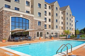 Seasonal outdoor pool - Staybridge Suites Wilmington - Brandywine Valley by IHG (Glen Mills)