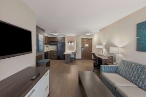 Suite, 1 cama de matrimonio grande, no fumadores, cocina (Shower Only; Sofabed; Full Kitchen) | Caja fuerte, escritorio, espacio para trabajar con un portátil