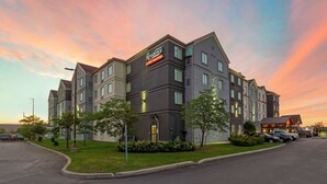 Monikerroksinen hotelli, jossa on moderni muotoilu ja sen julkisivussa on selkeästi esillä sekä hotellin oma nimi että «Residence»- ja «Best Western» -brändin logot.