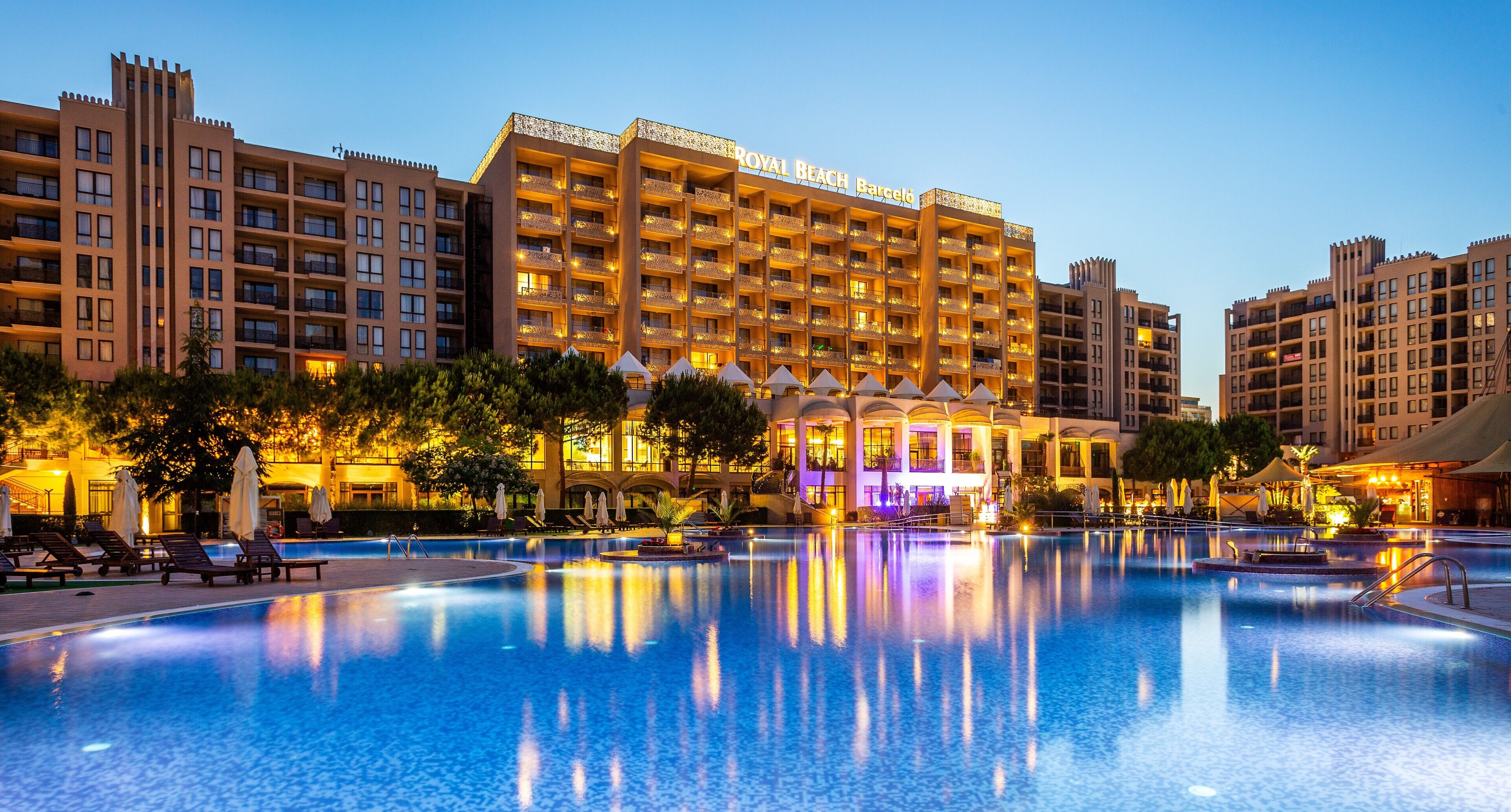 Indoor pool, 3 outdoor pools, pool umbrellas, pool loungers