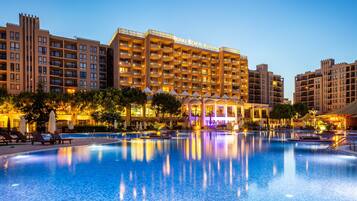 Indoor pool, 3 outdoor pools, pool umbrellas, pool loungers
