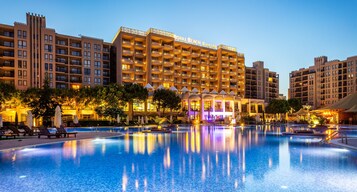 Una piscina techada, 4 piscinas al aire libre, sombrillas