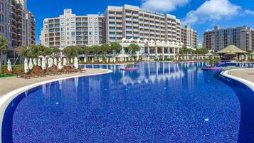 Innenpool, 3 Außenpools, Sonnenschirme, Liegestühle