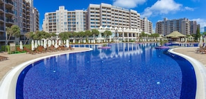 Indoor pool, 3 outdoor pools, pool umbrellas, pool loungers