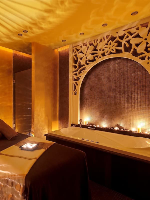 Behandelingskamers voor koppels, een sauna, een bubbelbad, een stoombad