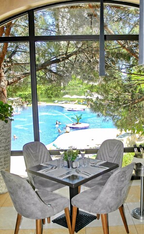 2 restaurants; s'hi serveixen esmorzars, dinars i sopars