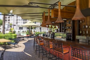 Bar junto a la piscina