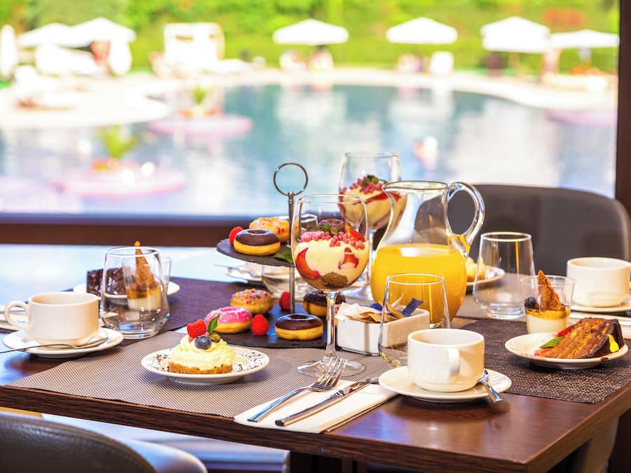 2 restaurantes; se sirve desayuno, almuerzo y cena; cocina internacional