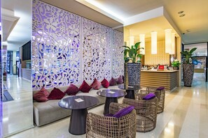 A modern lobby with a decorative partition, seating area, and a bar. - Barceló Royal Beach – All Inclusive (Sunny Beach)