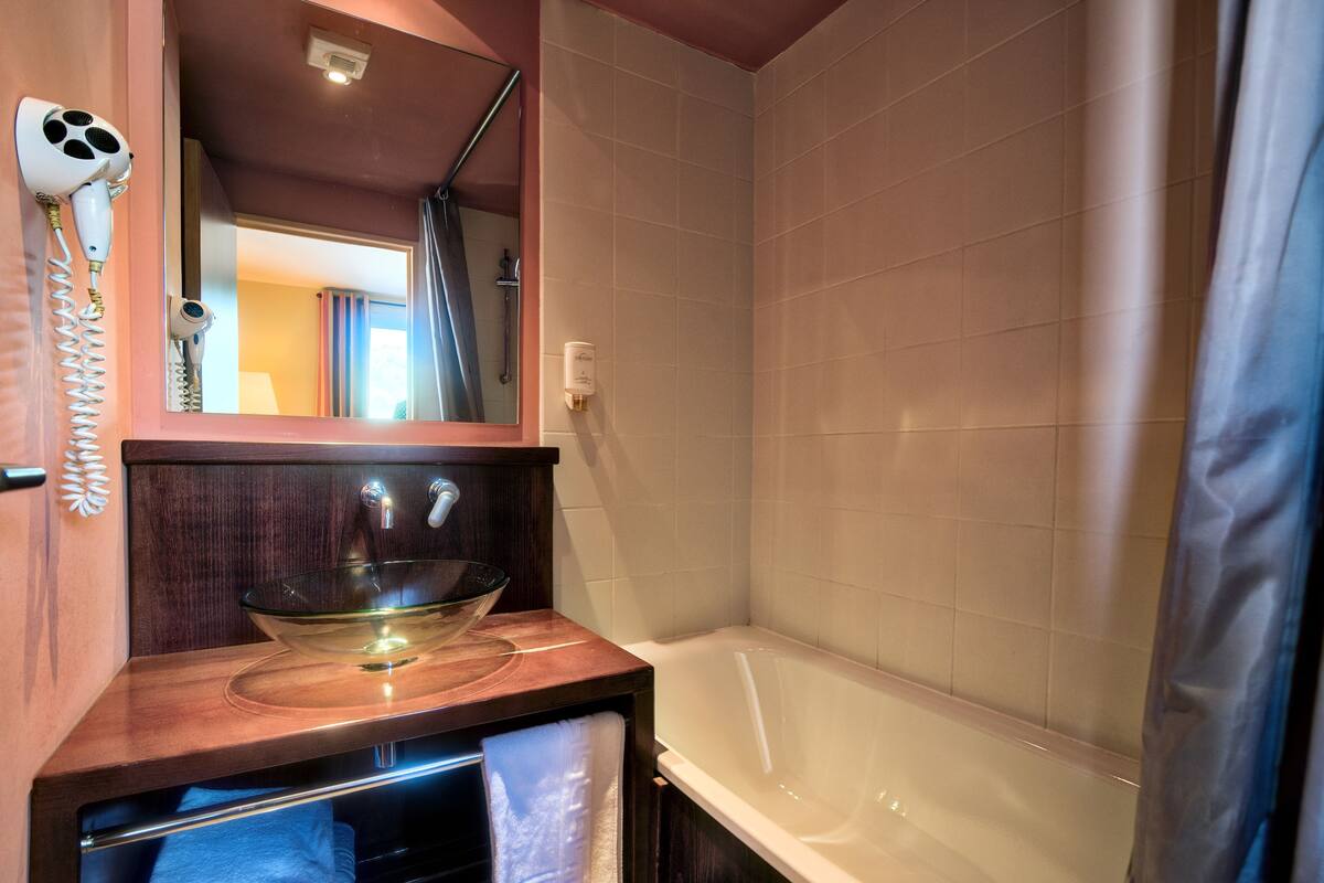 Badkar, miljövÀnliga toalettartiklar, hÄrtork och handdukar