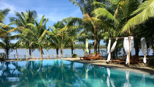 Piscine extérieure, parasols de plage, chaises longues