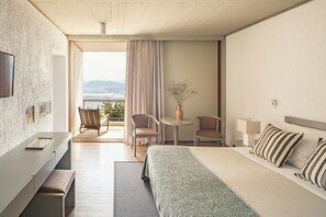 Ropa de cama hipoalergénica y caja de seguridad en la habitación 