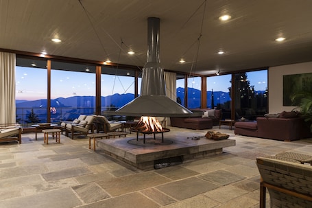 Lobby lounge